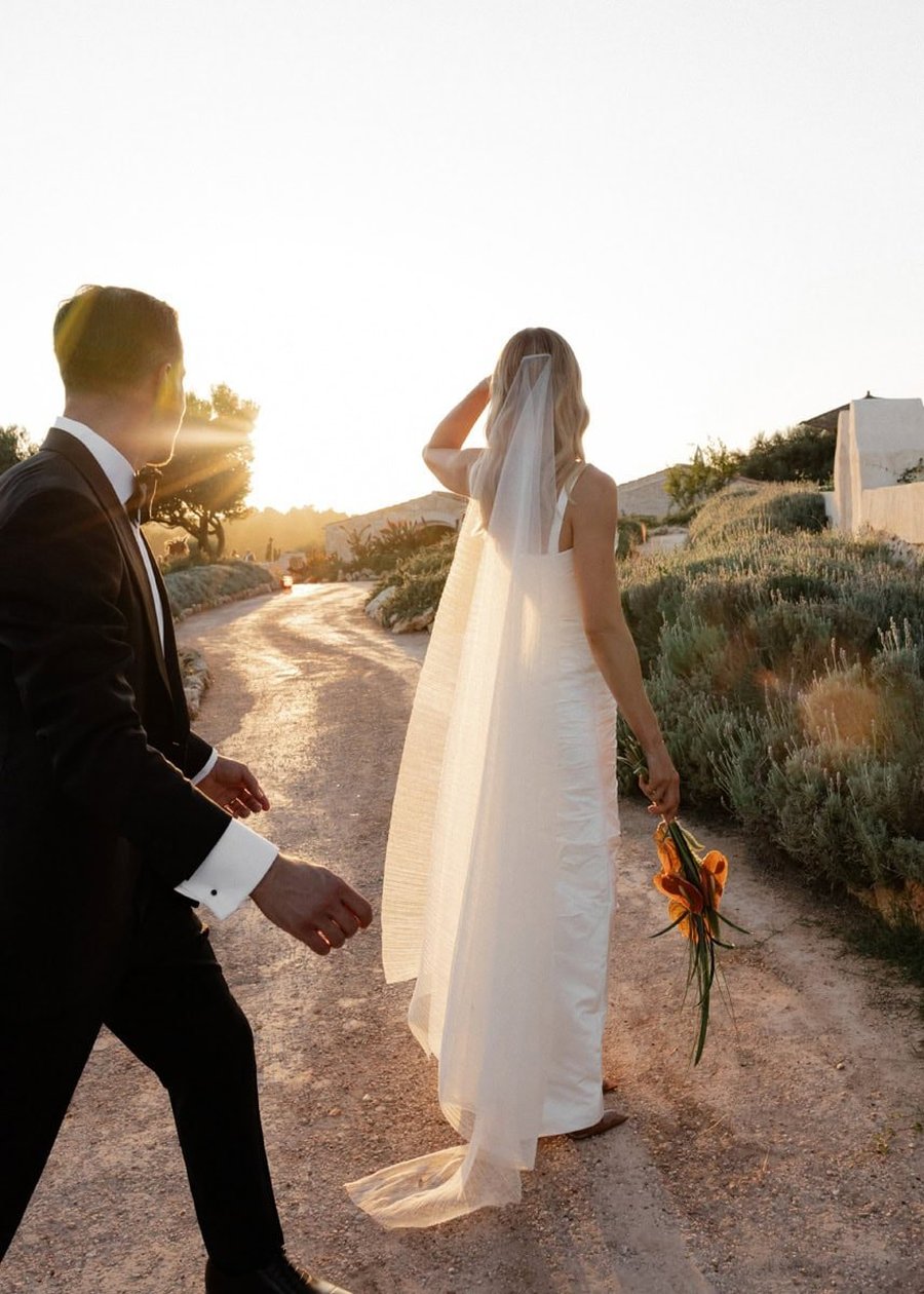 Sunset photos with a wedding couple in Los Cabos