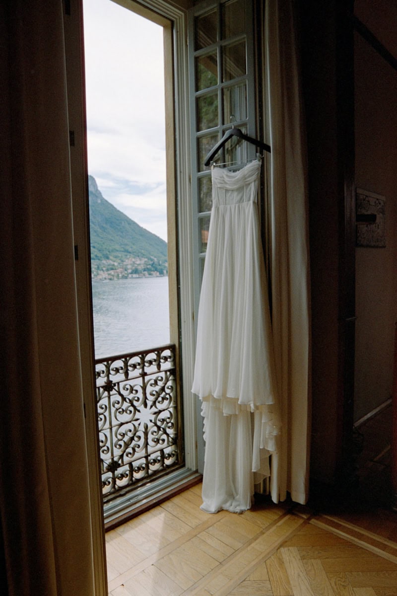Lake Como wedding photographer dress